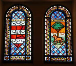 08_Deux des vitraux représentant les villes donatrices pour la réfection de la Chapelle (Copier)
