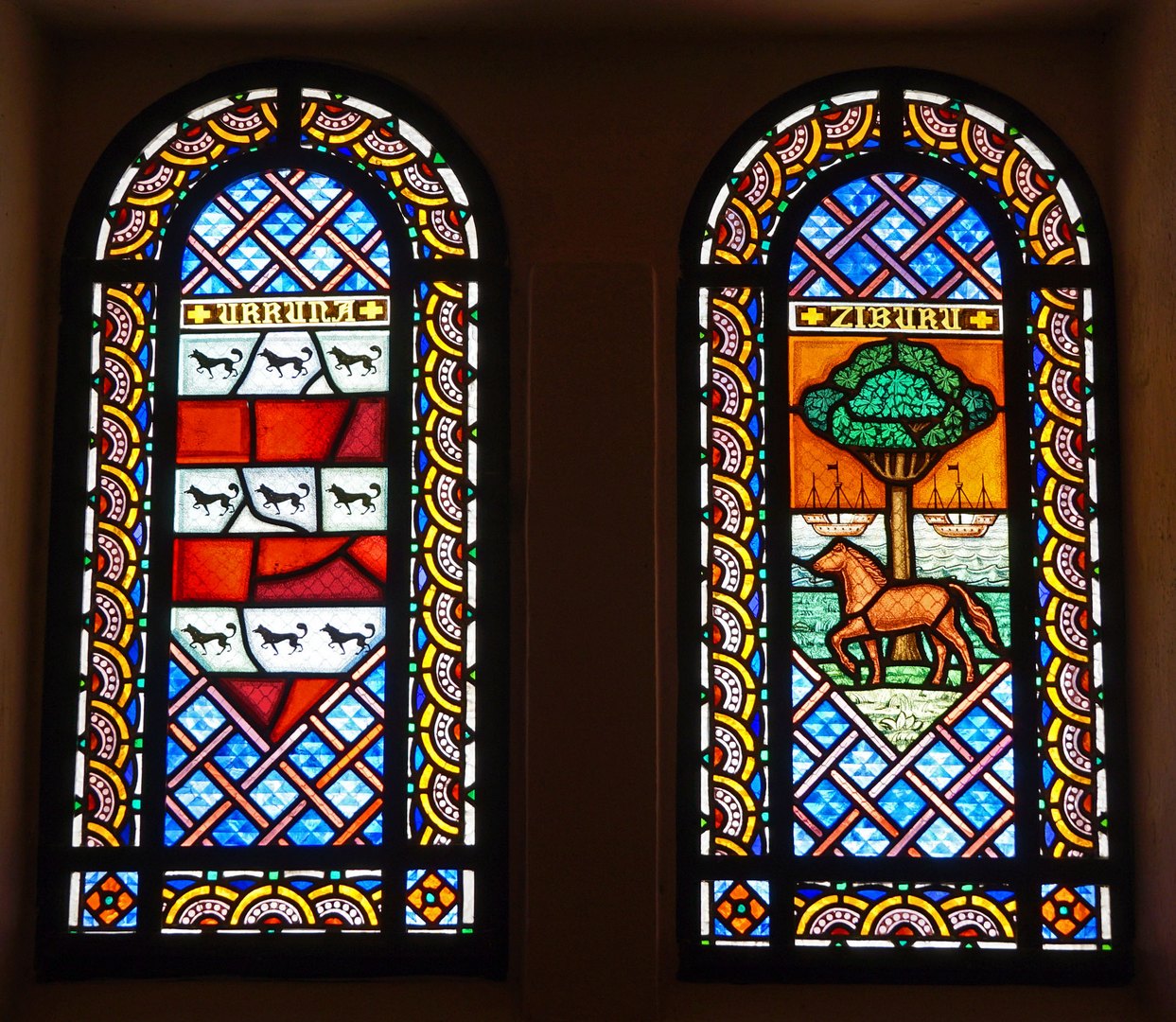 08_Deux des vitraux représentant les villes donatrices pour la réfection de la Chapelle (Copier)